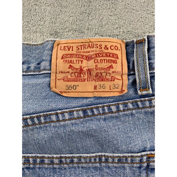 Levi's 550 Men's Relaxed Fit Jeans W36 L32 (FITS W35 X L31) Light Blue Denim - Picture 8 of 11